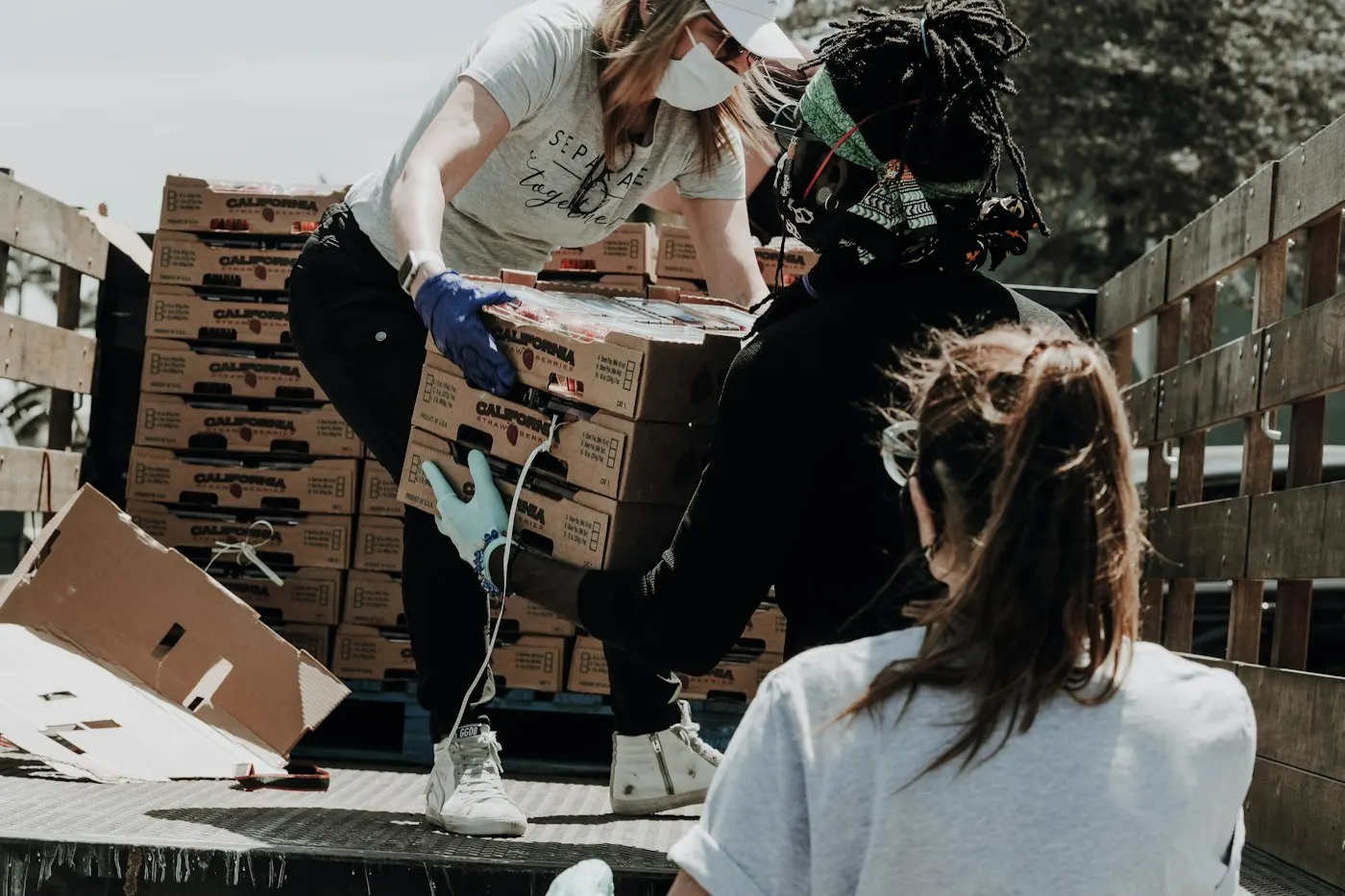 Voluntarios preparando cajas de alimentos