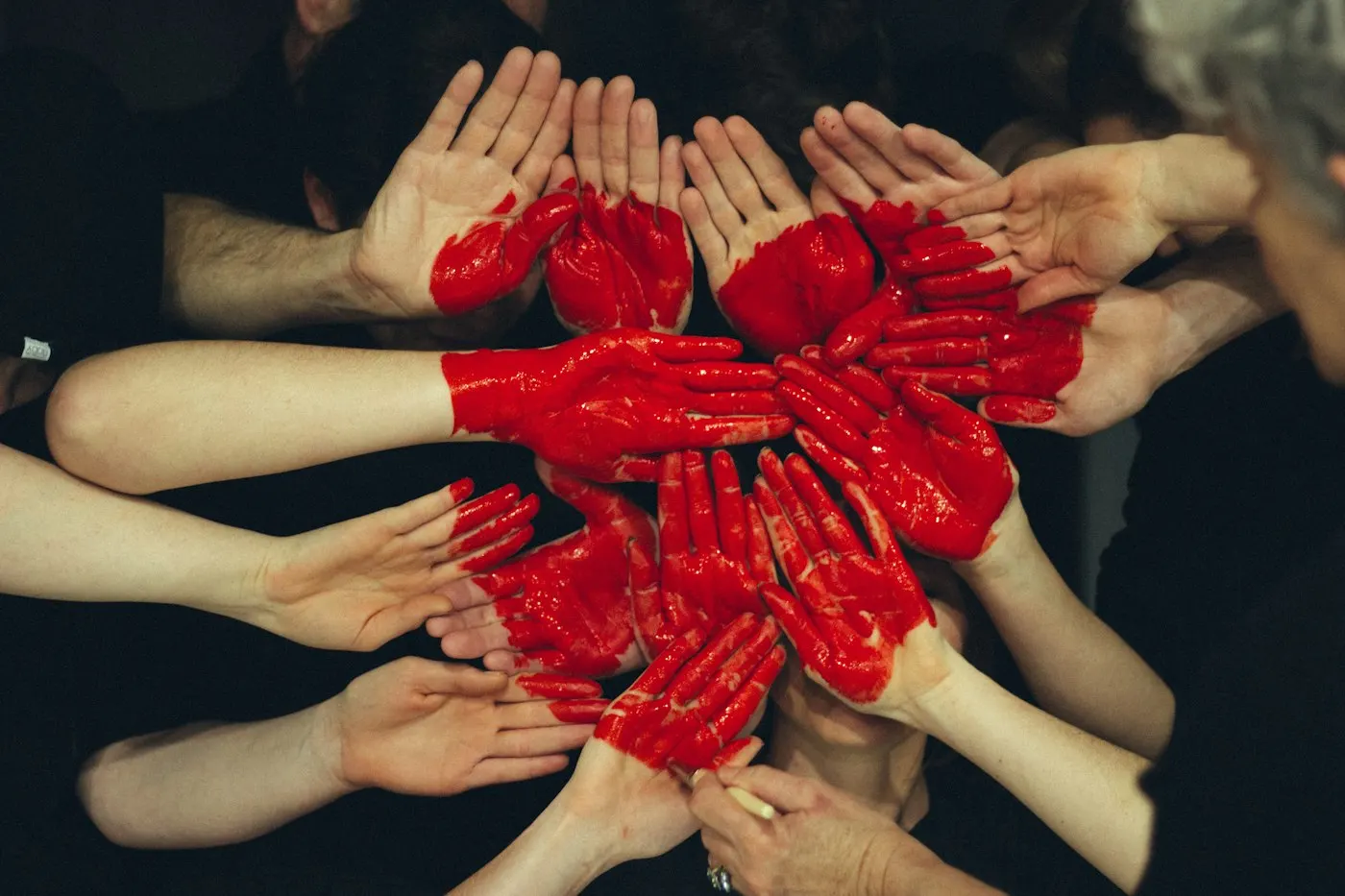 Manos unidas formando un corazón
