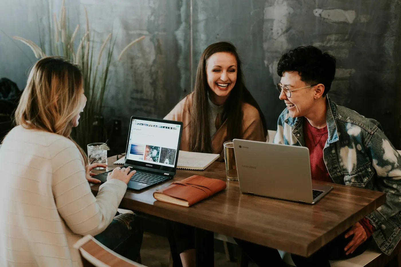 Grupo de personas aprendiendo con un computador